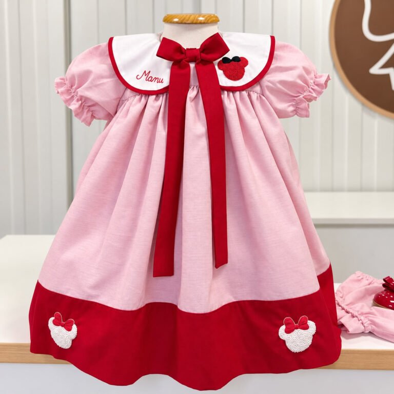 Vestido Infantil Minnie Rosa com Laço e Detalhes Vermelhos