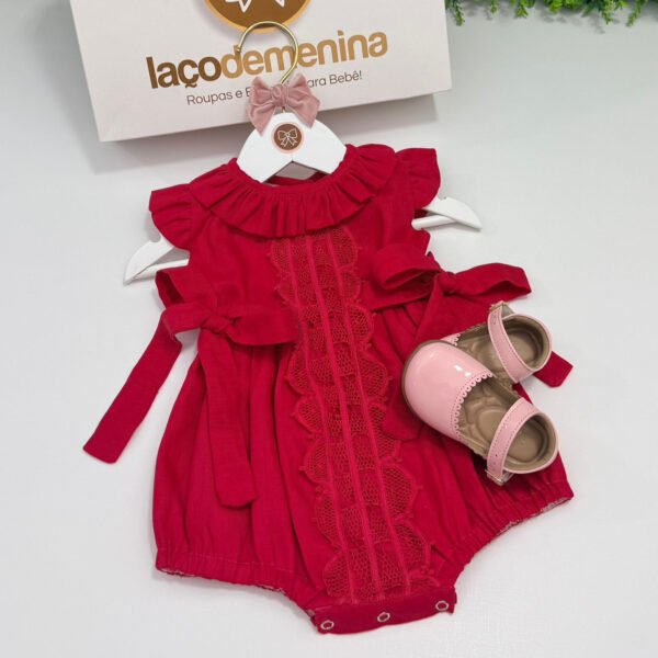 Macacão Curto para Bebê Menina Vermelho com Renda Renascença — imagem 1
